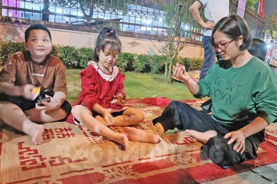 Gần 3.000 lượt khách trải nghiệm nghề truyền thống và trò chơi dân gian
