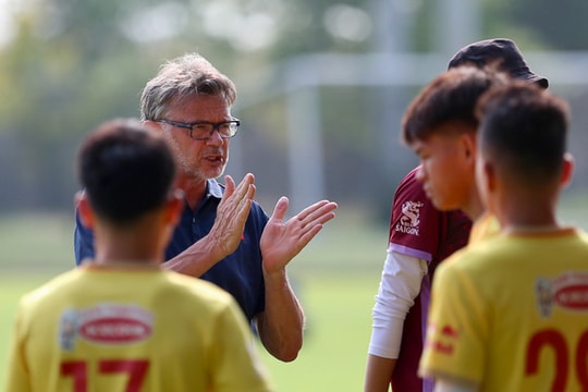 U22 Việt Nam bị quay lén, HLV Philippe Troussier lo lộ bài