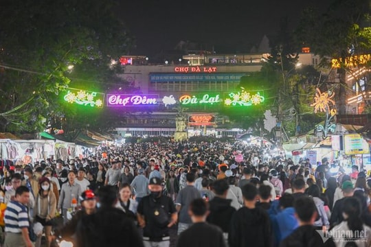"Biển" người dạo chơi, ăn quà vặt ở chợ đêm Đà Lạt