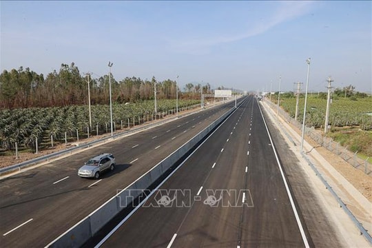 Phạt 17 triệu đồng, tước bằng 6 tháng với lái xe đi ngược chiều trên cao tốc