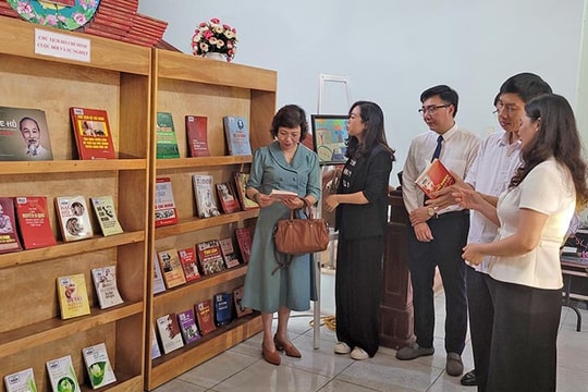 Trưng bày sách chuyên đề về Chủ tịch Hồ Chí Minh và chiến thắng Điện Biên Phủ
