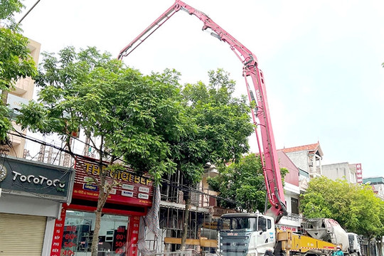 Xe bồn trộn, bơm bê tông ngang nhiên hoạt động trong giờ cấm