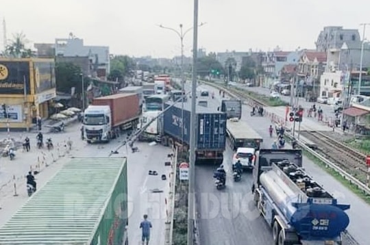 Xe đầu kéo gây tai nạn liên hoàn trên quốc lộ 5