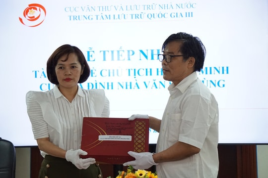 Bản thảo viết tay "Búp sen xanh" của nhà văn Sơn Tùng được đưa về lưu trữ quốc gia