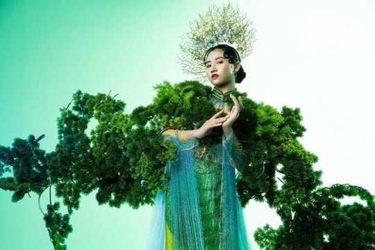 Mẫu nhí Minh Anh diện trang phục nặng hơn 30kg vẫn tạo dáng đầy thần thái