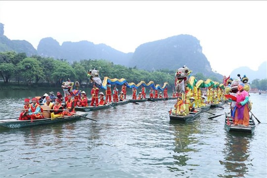 Hàng nghìn du khách nô nức trẩy hội Tràng An