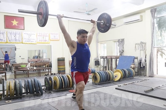 Lực sĩ Trần Đình Thắng giảm hạng cân, quyết giành huy chương vàng SEA Games 32