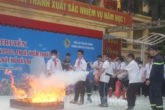 Học sinh Trường THCS Lê Quý Đôn thực hành chữa cháy
