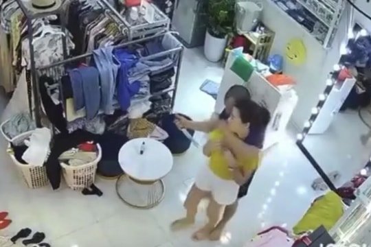 Cô gái bán quần áo ở Vĩnh Phúc bị người đàn ông dùng dao dọa cưỡng hiếp