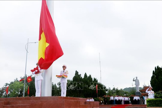 Lễ thượng cờ Tổ quốc nhân kỷ niệm 62 năm ngày Bác Hồ ra thăm đảo Cô Tô
