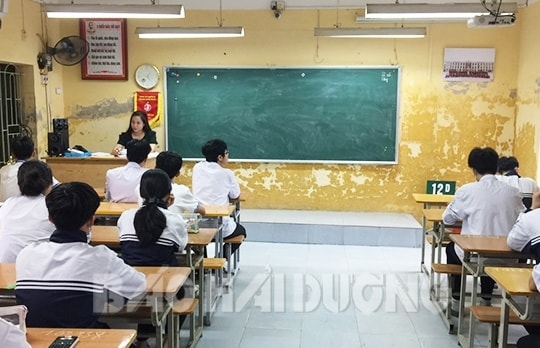 Học sinh lớp 10 THPT làm bài kiểm tra cuối kỳ theo đề chung