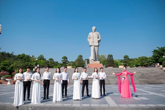 Sao Mai Huyền Trang ra MV mừng sinh nhật Bác Hồ