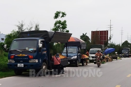 Đỗ xe ô tô tải, bán hàng trên quốc lộ 37