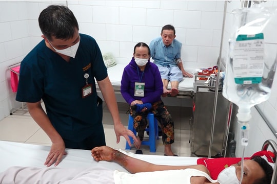 Hoại tử tay vì đắp thuốc nam chữa rắn cắn