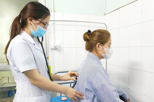 Người phụ nữ ngộ độc sau khi ăn ve sầu rang lá chanh