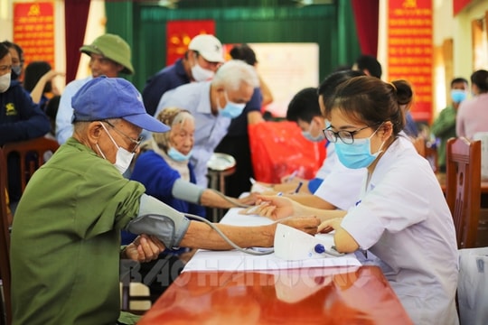 Khám bệnh cho hơn 200 người tại Cẩm Giàng