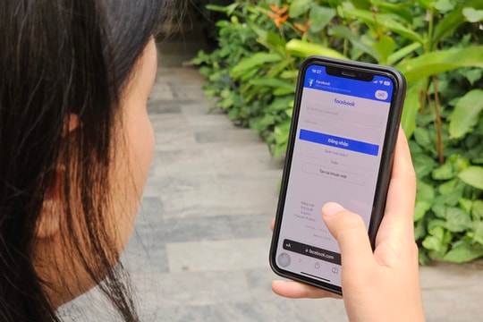 Facebook gặp lỗi tự động kết bạn khi xem "tường" người lạ