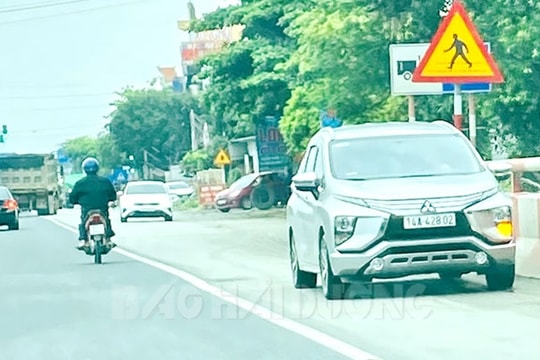 Ô tô nối đuôi đi ngược chiều trên quốc lộ 5