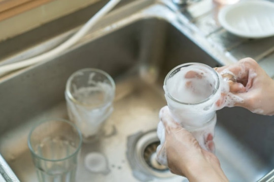 Cách rửa đồ thủy tinh sáng bóng như mới
