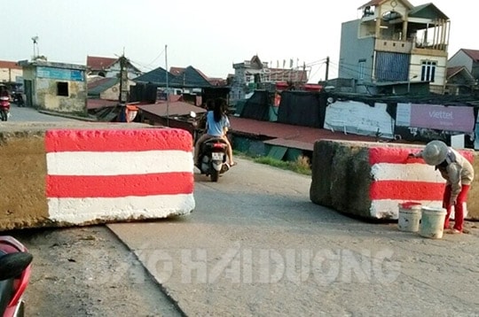 Cẩm Giàng đặt trụ bê tông chặn xe quá tải qua đê hữu sông Thái Bình