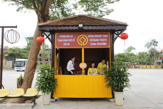 Hội An ngày đầu thu phí khách tham quan