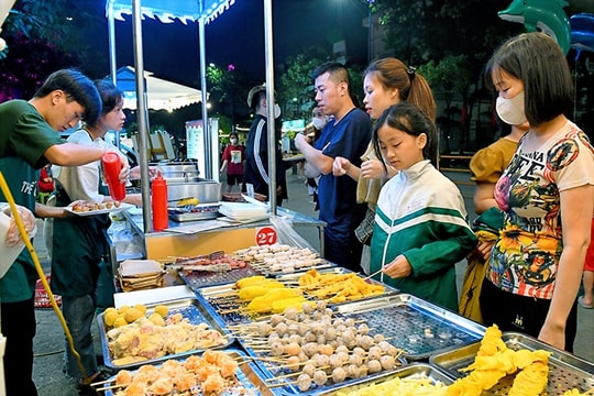 Ẩm thực ở phố đi bộ, chợ đêm Bạch Đằng thế nào?