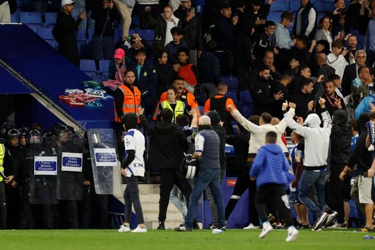 Dàn sao Barca chạy tán loạn vì bị cổ động viên quá khích truy đuổi