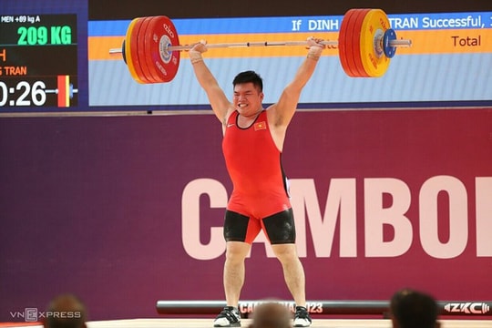 Lực sĩ Hải Dương Trần Đình Thắng giành huy chương vàng trong lần đầu dự SEA Games ở phần thi siêu lực sĩ