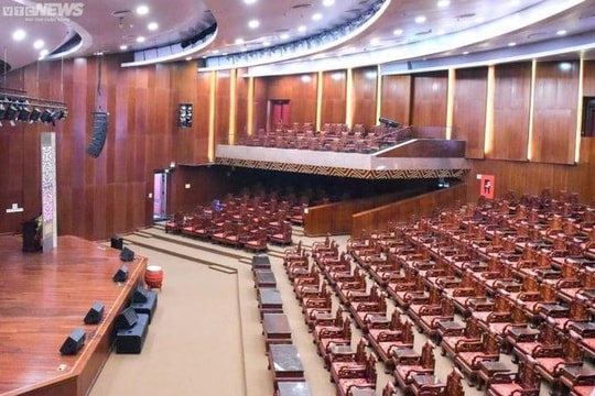 Bên trong khán phòng nhà hát có 341 bàn ghế Đồng Kỵ gây tranh cãi ở Bắc Ninh