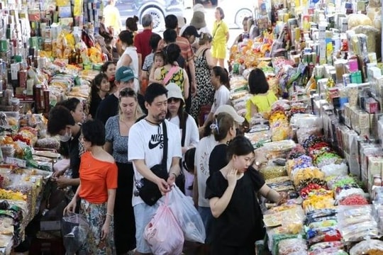 Tấp nập khách nước ngoài tham quan, mua sắm tại "chợ quốc tế" nổi tiếng Đà Nẵng