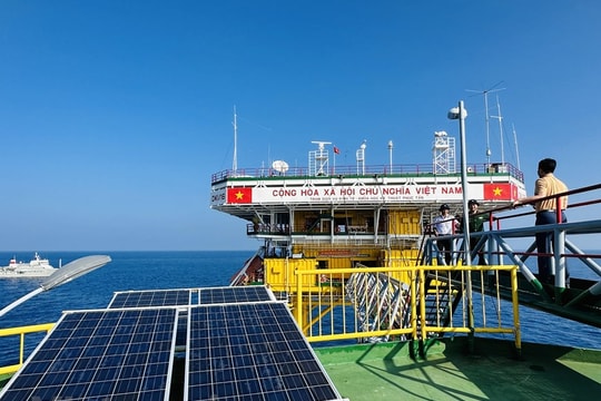 Nhà giàn DK1 Phúc Tần hiên ngang giữa sóng nước Biển Đông
