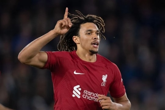 Đánh bại Leicester, Liverpool bám sát Man Utd