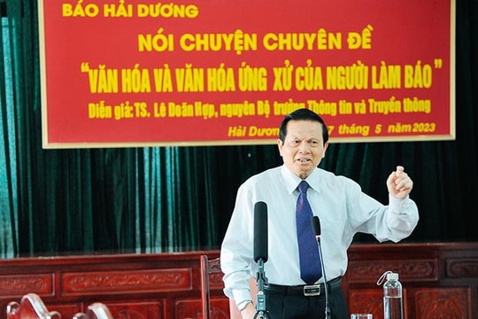 Nguyên Bộ trưởng Thông tin và Truyền thông Lê Doãn Hợp nói chuyện về nghề báo tại Báo Hải Dương