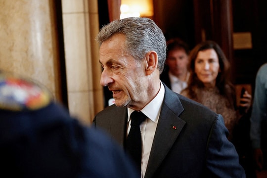 Cựu Tổng thống Pháp Sarkozy đeo vòng điện tử thay cho ở tù