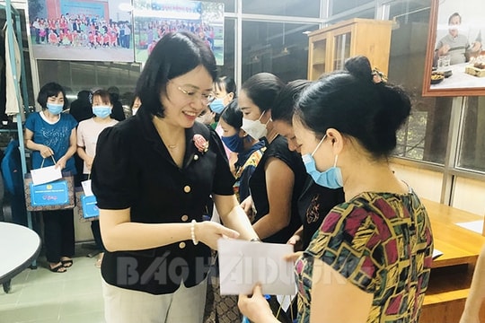 Tặng 17 suất quà cho công nhân khó khăn