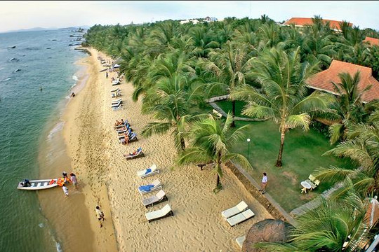 Giữa bãi biển Thùy Vân 