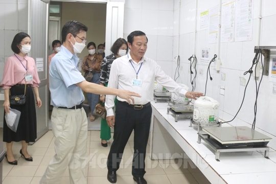 Hai Duong Party Committee Standing Deputy Secretary presents gifts to disadvantaged workers