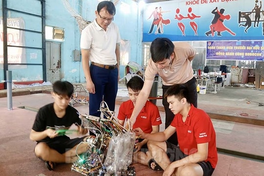 28 ngày đêm “ăn ngủ” cùng robot