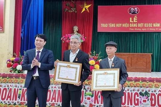 1.974 đảng viên được tặng, truy tặng Huy hiệu Đảng dịp 19.5