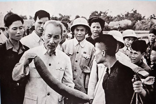 Noi theo phong cách làm việc của Bác Hồ