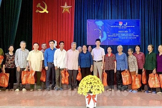 Huyện đoàn Kim Thành tặng 40 suất quà cho cựu thanh niên xung phong và học sinh