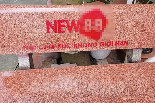 Sơn quảng cáo bẩn lên ghế đá
