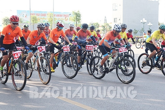 [Photos] First An Phu mountain bike race held in Kinh Mon