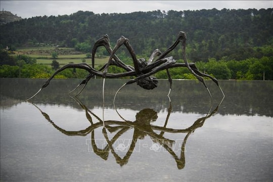 Tác phẩm điêu khắc của nữ nghệ sĩ Louise Bourgeois phá kỷ lục đấu giá