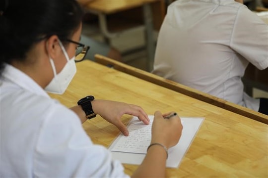 Phạt trường học "nhầm lịch" làm 20.000 học sinh phải thi lại môn toán