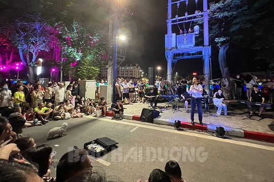 Biểu diễn "xin tiền" ở phố đi bộ, chợ đêm Bạch Đằng