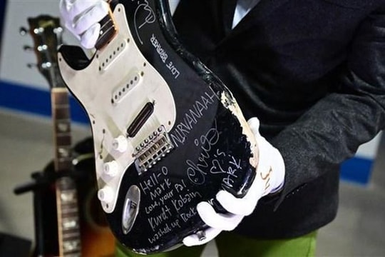 Cây guitar bị đập nát của huyền thoại Kurt Cobain được giá 600.000 USD