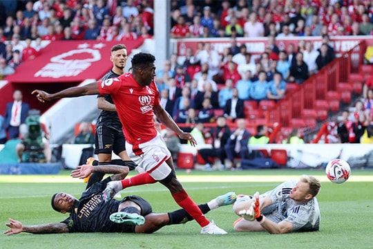 Để thua Nottingham, Arsenal dâng chức vô địch cho Man City