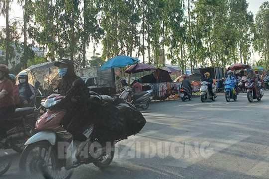 "Chợ cóc" ven đường 392 gần cụm công nghiệp Đoàn Tùng
