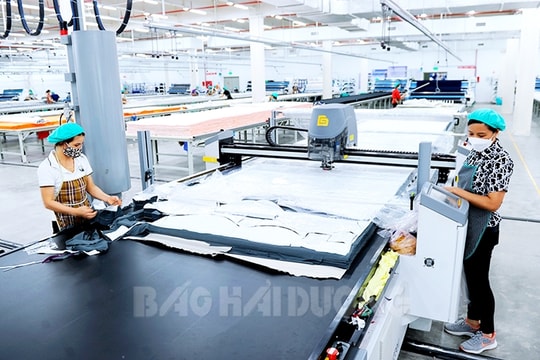 Công ty May mặc Makalot lắp điều hòa trong các xưởng sản xuất